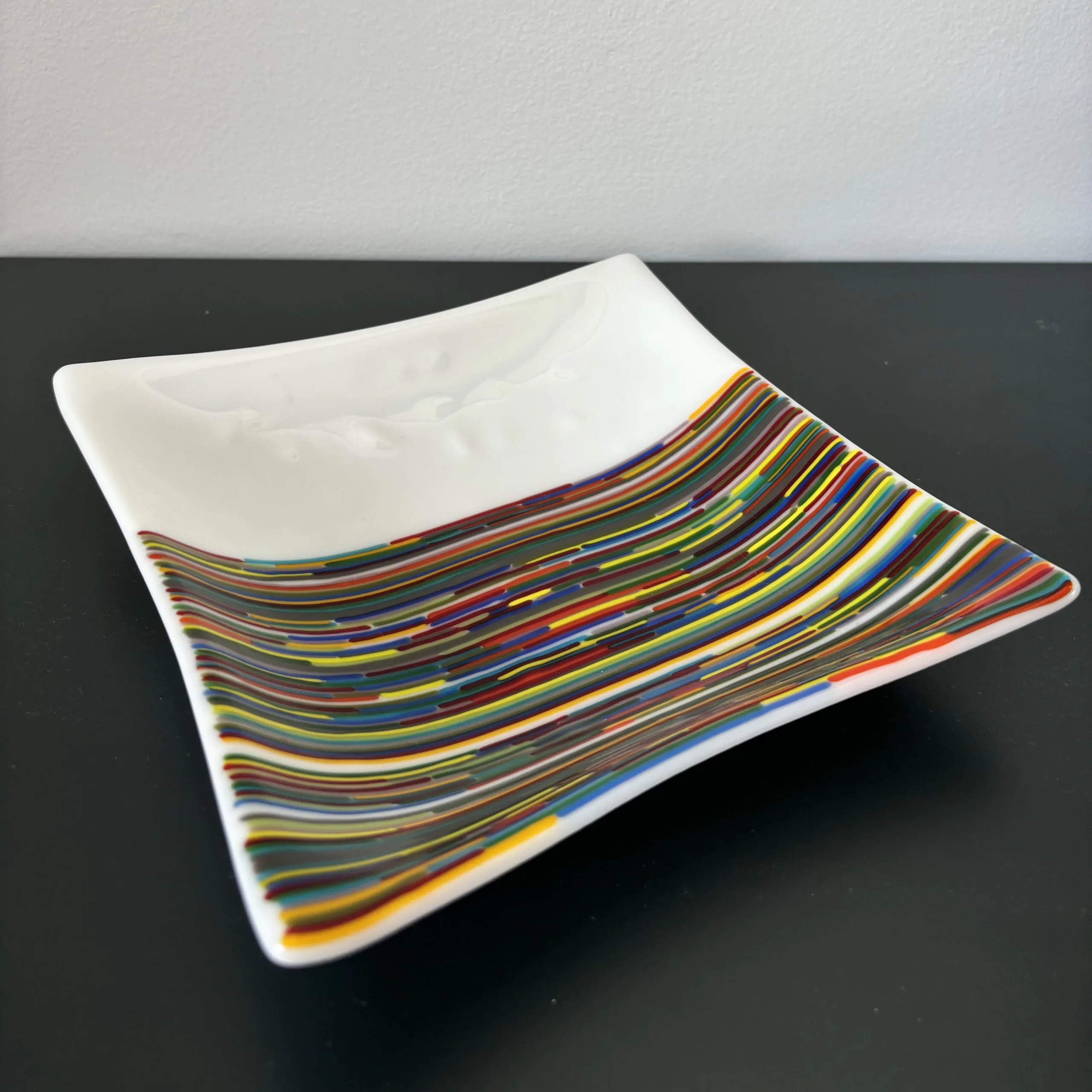 Glaskunst met de techniek fusen: een schaal gemaakt door middel van glas fusen.