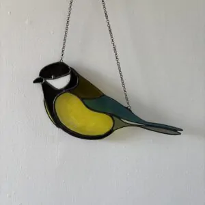 Glas in lood hanger: een koolmees gemaakt met Tiffany en transparant glas.