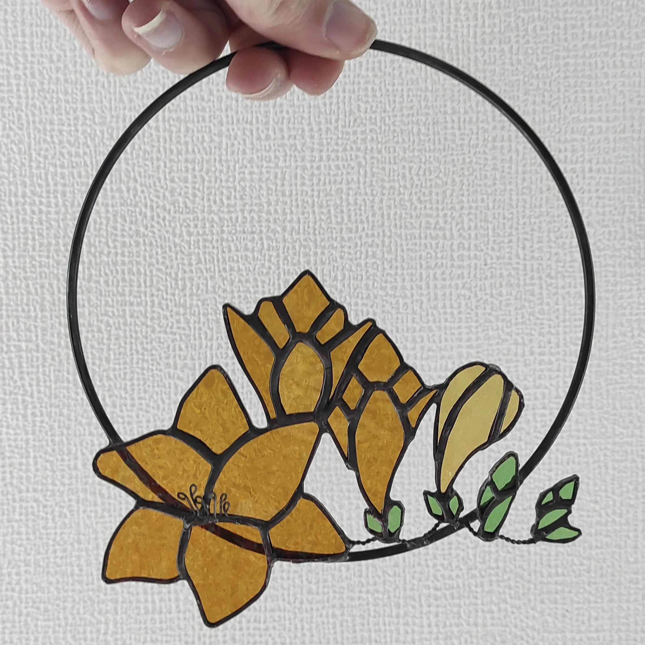 Glas in lood hanger: ring met freesia bloemen.