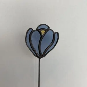 Tiffany glaskunst: een licht blauwe krokus op een steel.