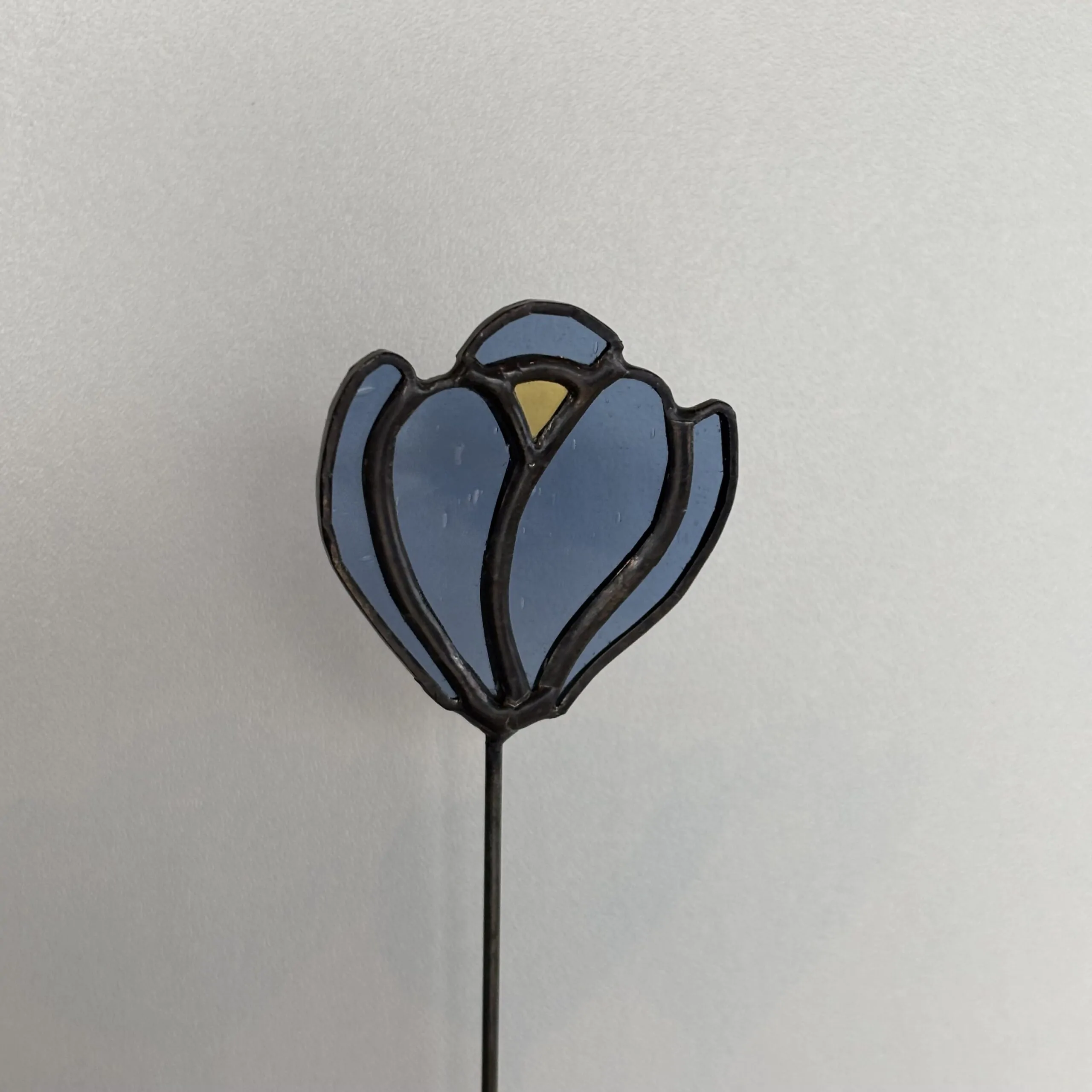 Tiffany glaskunst: een licht blauwe krokus op een steel.