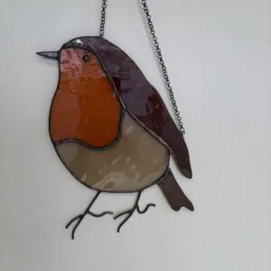 Glas in lood hanger: een roodborstje gemaakt met transparant glas.